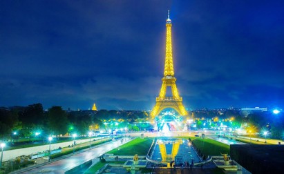 Turnul Eiffel din Paris, luminat noaptea