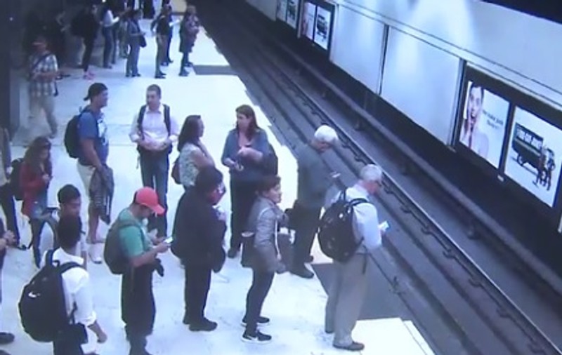 VIDEO | Un bărbat a sărit pe șinele de metrou, iar oamenii din jur au intervenit imediat