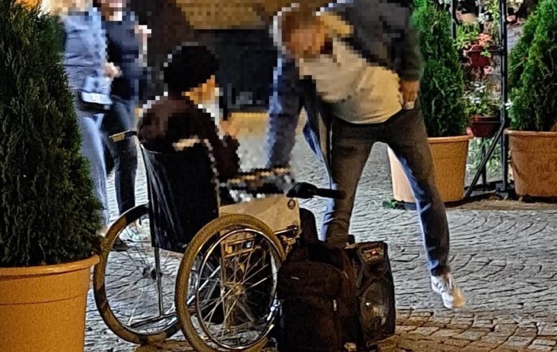 „Cerșetorul cu Lexus” a strâns aproape 10000 de lei în 8 ore, la Sfânta Parascheva