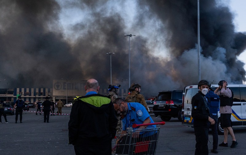 Război în Ucraina, ziua 822 | Noi atacuri rusești la Harkov. Bombe teleghidate au lovit un hipermarket. Bilanțul victimelor