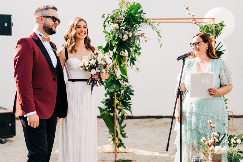 Alex și Georgiana au făcut ceremonia umanistă pe 7 mai 2022, după ce au amânat-o de trei ori în pandemie. Foto: Feather Photography