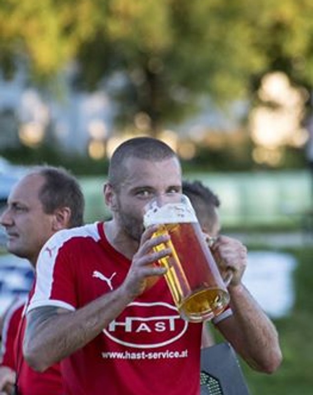 Sorin Ciobanu e lider în liga a treia din Austria. În imagine, momentul când ”sparge” o minge! | FOTO
