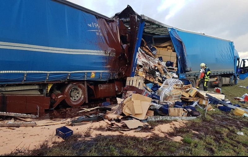 Vopseaua din camionul unui român a acoperit cabina TIR-ului care l-a lovit violent din spate, pe o autostradă din Germania