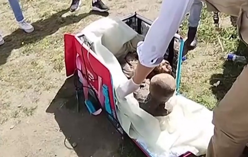 Un curier din Peru a fost prins de poliţişti cu o mumie de circa 800 de ani în geanta frigorifică