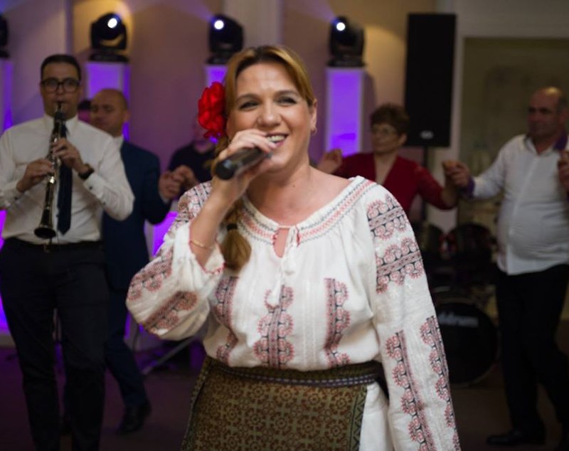 Ea este prima vedetă a familiei Coveșanu! Când Cove debuta pe sticlă, melodiile Mihaelei, sora lui, erau nelipsite la petrecerile românilor