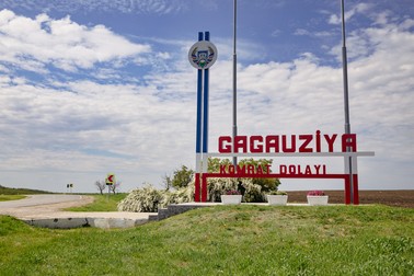 Intrarea în regiunea autonomă este vopsită în culorile drapelului Găgăuziei, aceleași folosite și în Rusia