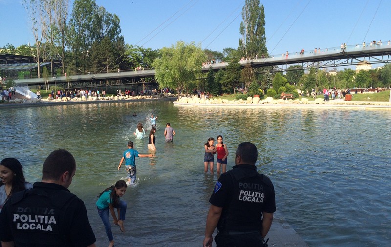 Razie pe lac! Polițiștii au băgat spaima în copiii care se jucau în parcul Moghioroș