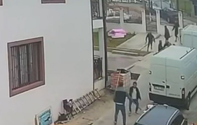 Săbii, topoare și bâte au fost folosite de două familii din Galați pentru a-și regla conturile. Pagubele sunt uriașe