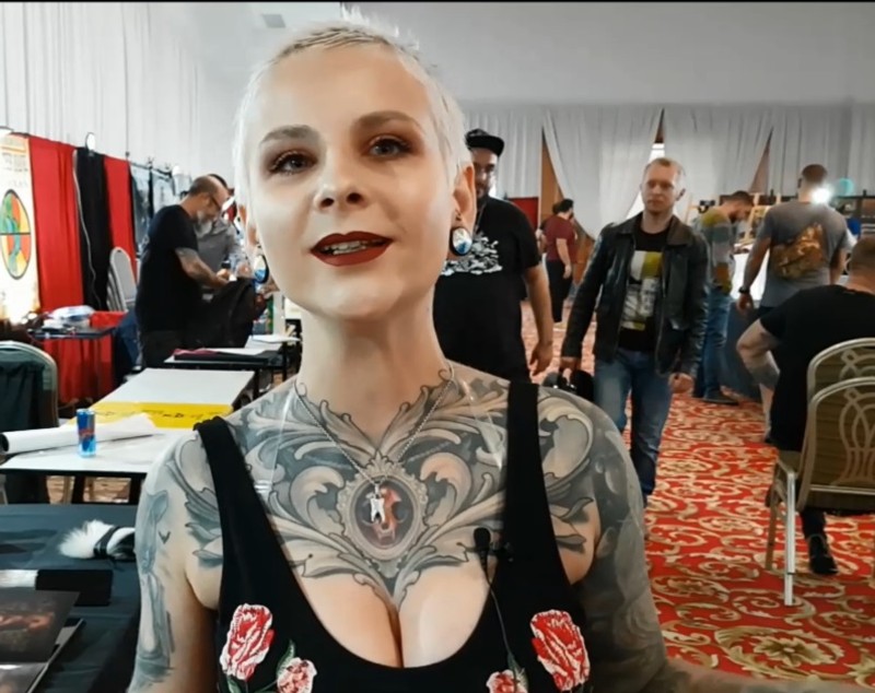 REPORTAJ VIDEO/ Cea mai nonconformistă directoare de hotel. E tatuată pe tot corpul cu flori și pisici