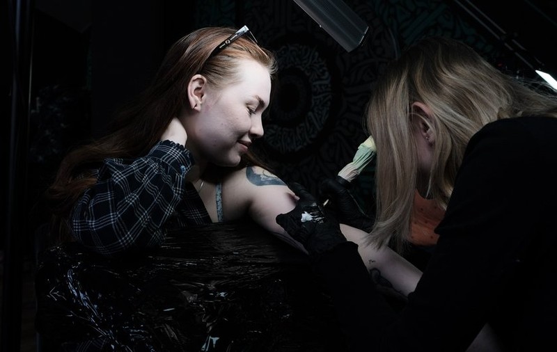„Navă rusească, du-te naibii!”, unul dintre cele mai cerute tatuaje, la Cernăuți