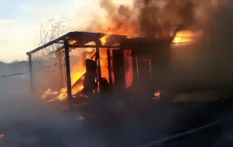Un incendiu de vegetație s-a extins la un cartier de locuințe sociale din Bârlad. Zece magazii din apropierea caselor au fost mistuite de foc