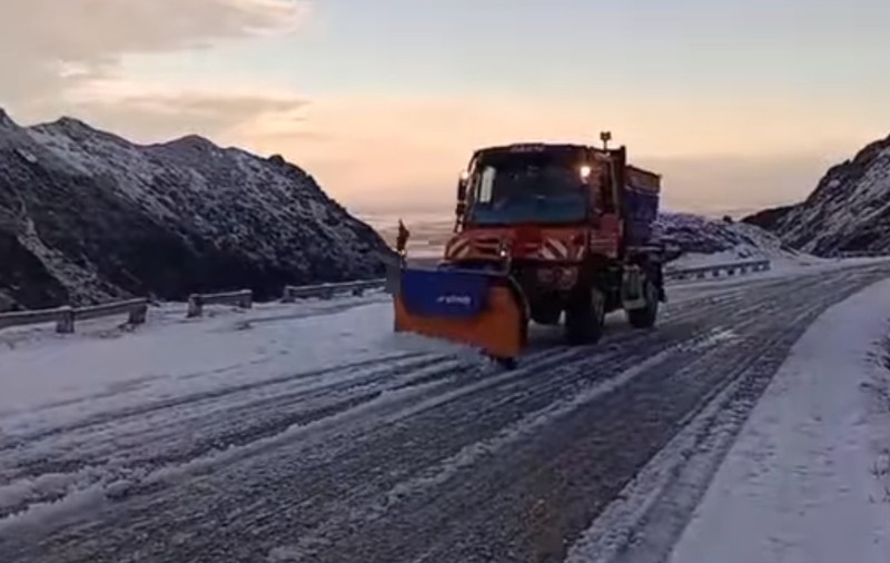 Avertismentul drumarilor: Se circulă în condiţii de iarnă pe Transfăgărăşan. Cât măsoară stratul de zăpadă