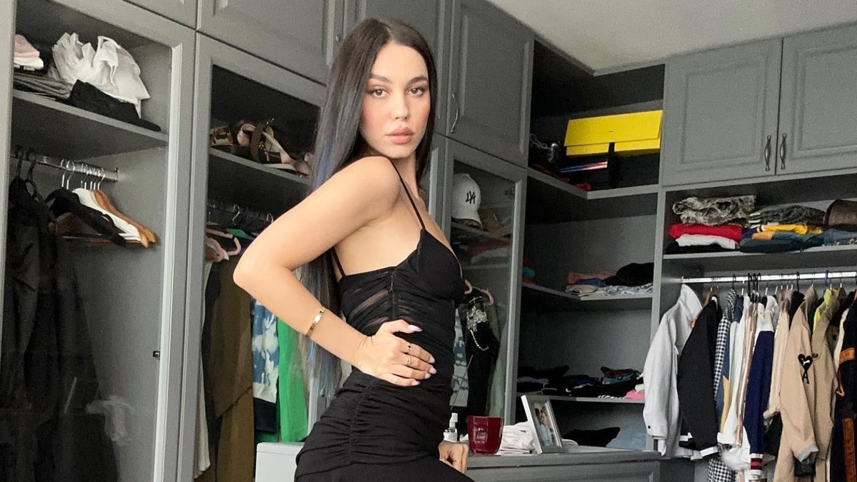 Mira în dressingul din casa ei pe care o vinde