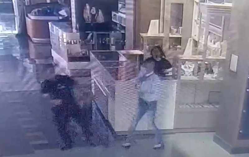 Momentul în care o vânzătoare de bijuterii din Timișoara este tâlhărită cu brutalitate. Cu două zile înainte, atacatorul a furat aur de 300.000 de lei din alt magazin