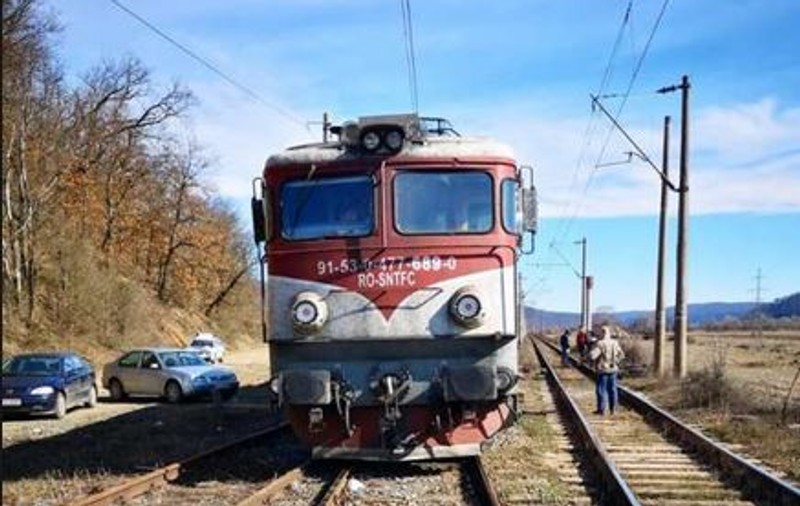 UPDATE / Traficul feroviar a fost reluat la Săvârșin, după ce locomotiva unui tren a deraiat (VIDEO)