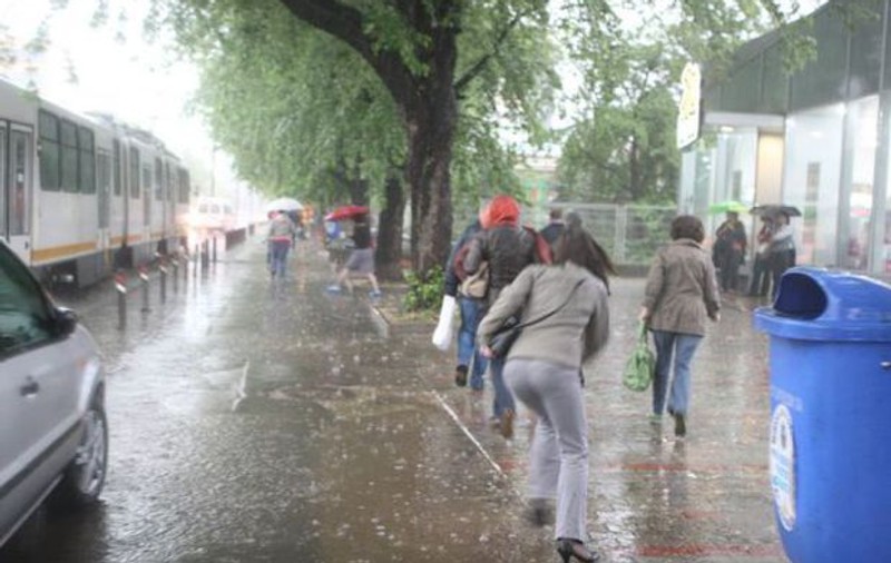 Cod galben de vânt, ploaie şi grindină pentru judeţele Vrancea, Bacău, Neamţ şi Suceava