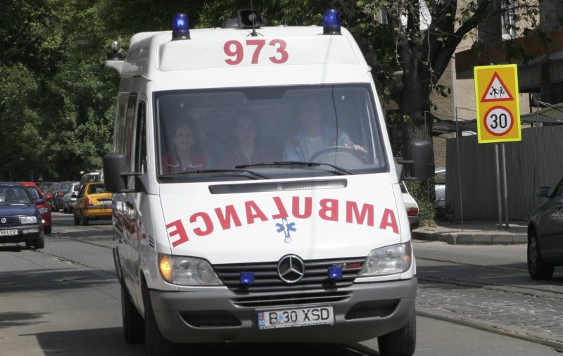 Ambulanţă în misiune, lovită de un BMW care a rănit medicii