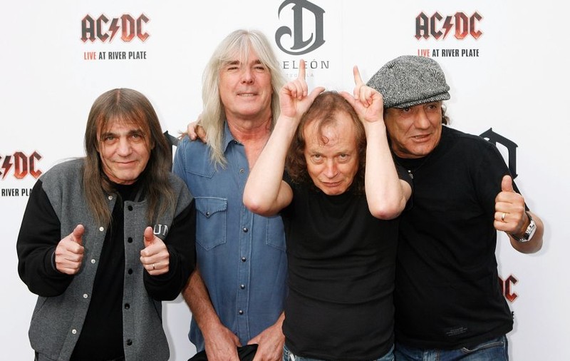 VESTE GROAZNICĂ pentru FANII AC/DC! CHITARISTUL trupei a suferit un ATAC CEREBRAL!