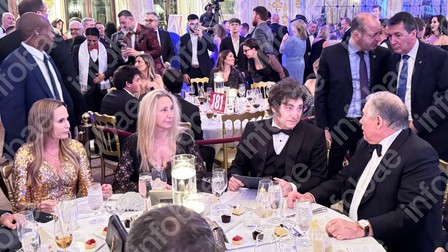 Javier Milei (centru) este președintele Argentinei. În spatele său pot fi văzuți Lucian Romașcanu și Dragoș Sprînceană