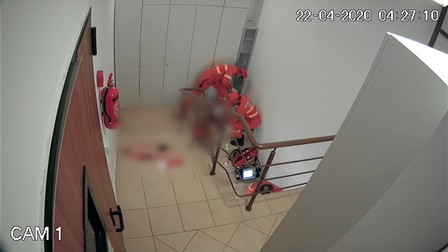 Oamenii de pe ambulanță, încercând să-l ajute pe Alexandru