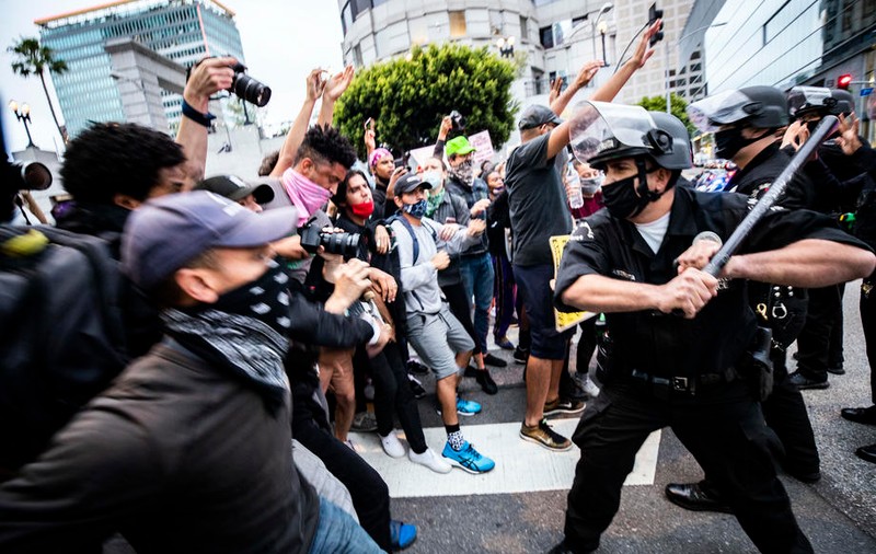 VIDEO | Protestele după moartea lui George Floyd s-au extins în SUA. Sediul CNN din Atlanta, atacat. Sute de manifestanți, la Casa Albă
