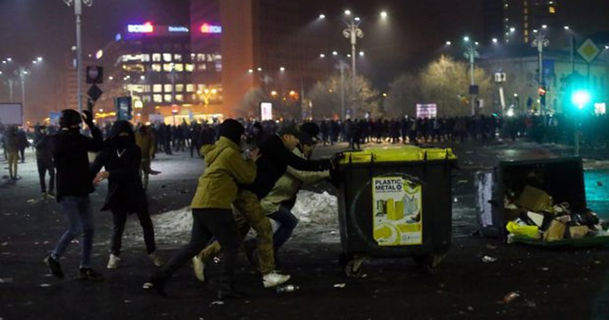 Încă 11 huligani care s-au bătut cu jandarmii au fost ”tradați” de imaginile filmate la miting
