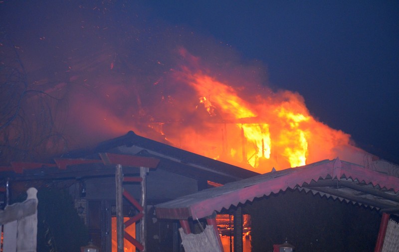 Un han a fost distrus din temelii de un incendiu devastator GALERIE FOTO