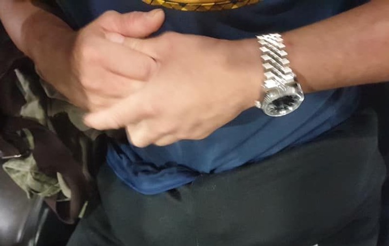 FOTO | Un bărbat a fost prins la aeroport cu patru pisoi ascunşi în pantaloni