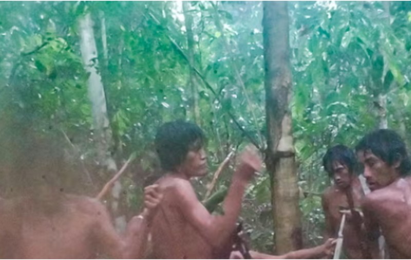 Imagini ale unui trib amazonian complet izolat. Nu știm ce limbă sau ce credință are