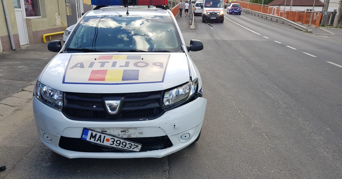 Un șofer din Sibiu a lovit o maşină de Poliție
