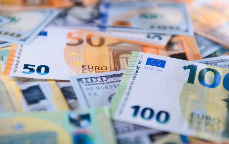 JPMorgan, cea mai mare bancă din SUA, estimează că leul poate scădea cu 20%. Un euro ar putea ajunge astfel 6 lei