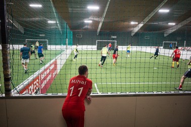 În fiecare luni, Mihai joacă fotbal cu un grup de români pe un teren din Offenbach am Main