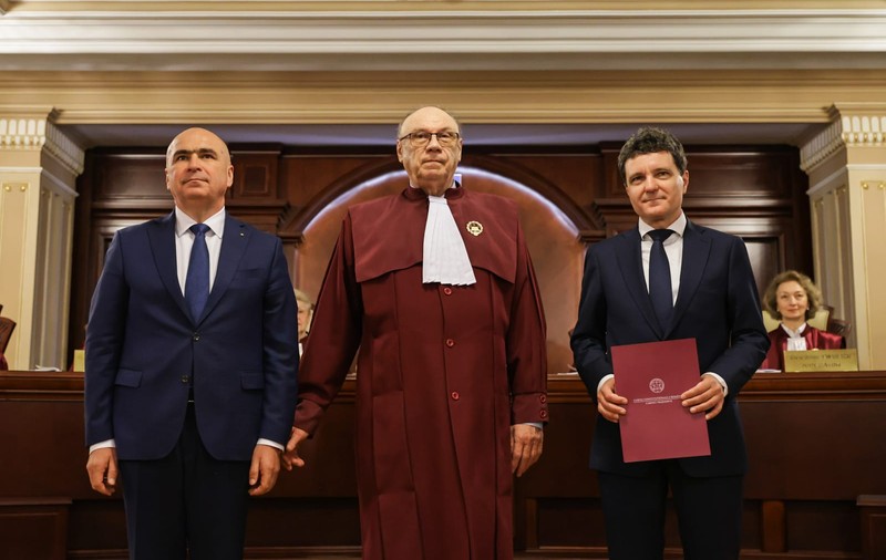 Oamenii președintelui Dan, noile mutări politice și debutul negocierilor pentru guvern. Prima predare simbolică a puterii | Reportaj