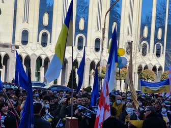 Pe bulevardul Shota Rustaveli din centrul capitalei Georgiei, oamenii protestează pașnic împotriva războiului din Ucraina