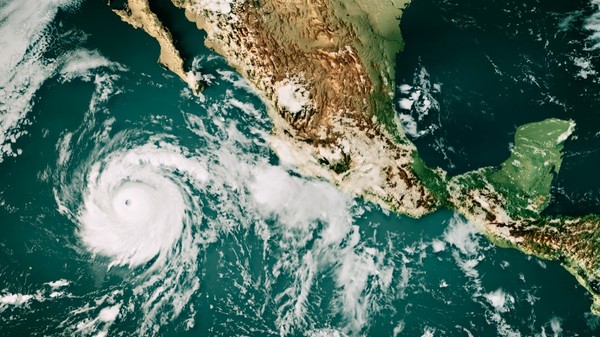 Imagine din satelit care surprinde un uragan masiv, cu un „ochi” clar definit, format în Oceanul Pacific și deplasându-se în apropierea coastei de vest a Mexicului și Americii Centrale.