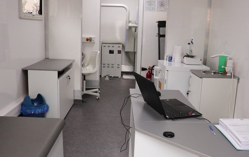 În interiorul celui mai modern laborator mobil din România: Caravana de 430.000 de euro care vrea să eradicheze tuberculoza
