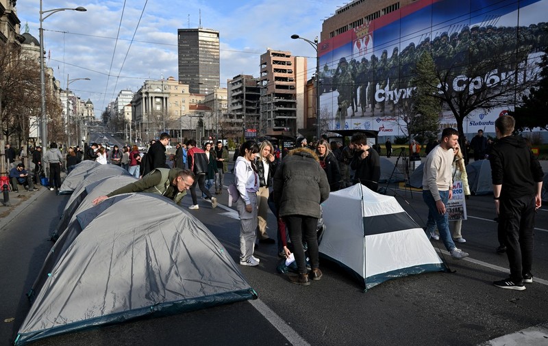 Noi proteste în Serbia. Studenți, simpatizanţi ai opoziţiei, au blocat străzile din centrul Belgradului, unde au montat corturi. Ei cer renumărarea voturilor de la alegerile parlamentare. VIDEO