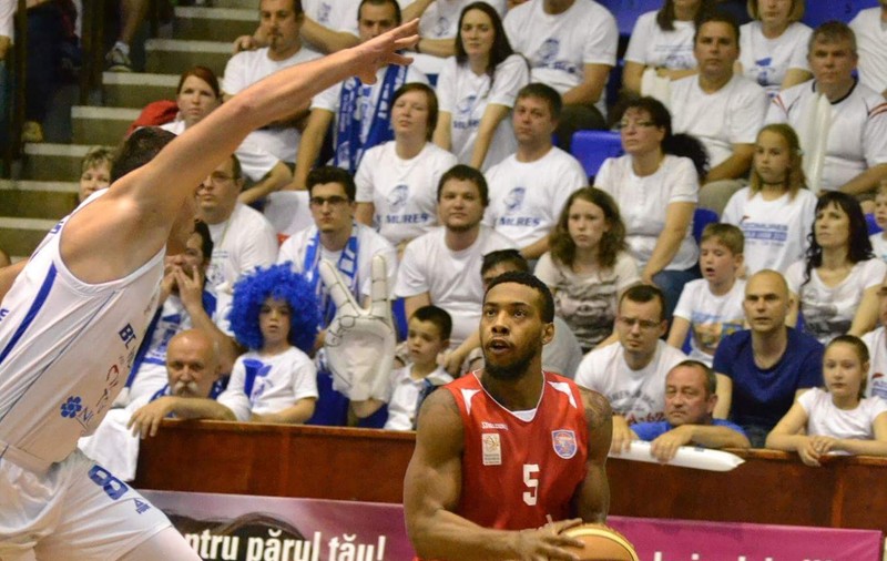 CSM Oradea, la un pas de primul titlu de baschet din istorie. Luni, meciul patru al finalei. Se joacă la Tg. Mureș