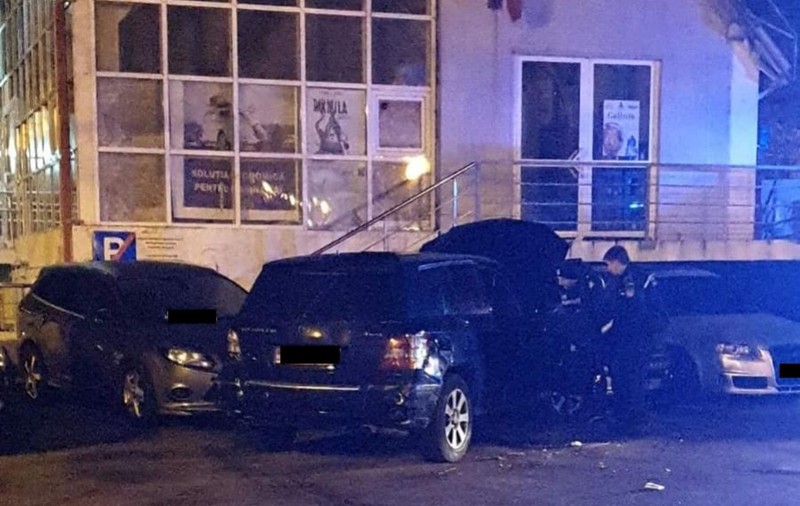 O șoferiță a distrus 9 mașini într-o parcare din Galați, după ce a intrat cu autoturismul în zona pietonală din Orașul lui Moș Crăciun