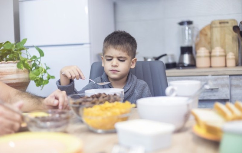 10 sfaturi care te vor ajuta să rămâi cu o atitudine pozitivă chiar și atunci când copilul refuză să mănânce