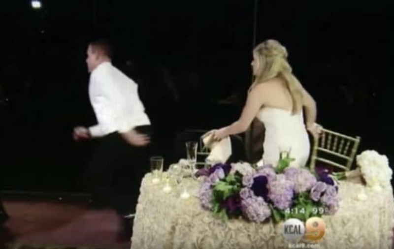 Mirele fuge de la masa la care stătea alături de mireasa lui. Continuarea e incredibilă