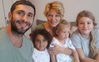 Dragoș Bucur și Dana Nălbaru, alături de cei trei copii