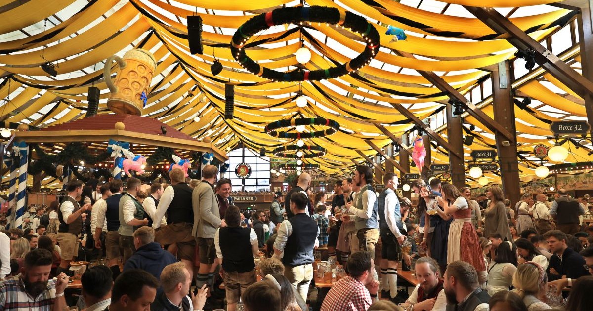 Turiștii sărbătoresc în cortul Paulaner la Oktoberfest, octombrie 2024
