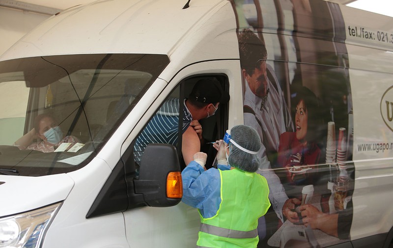 În fiecare minut, un român a fost vaccinat în centrul drive-thru din București, în prima zi