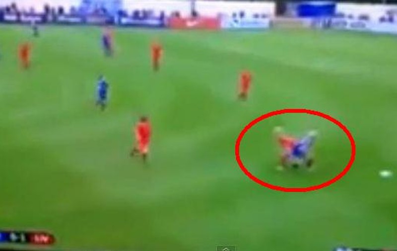 Asta e cea mai tare fază dintr-un joc de fotbal feminin! I-a căzut TAMPONUL ÎN TIMPUL MECIULUI! | VIDEO