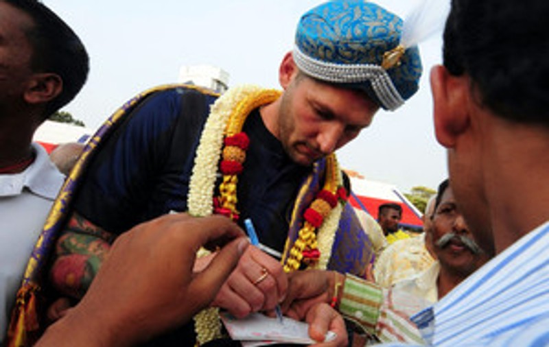 FOTO / Fanii au ÎNNEBUNIT când l-au văzut. Cum s-a îmbrăcat Materazzi când a ajuns în India