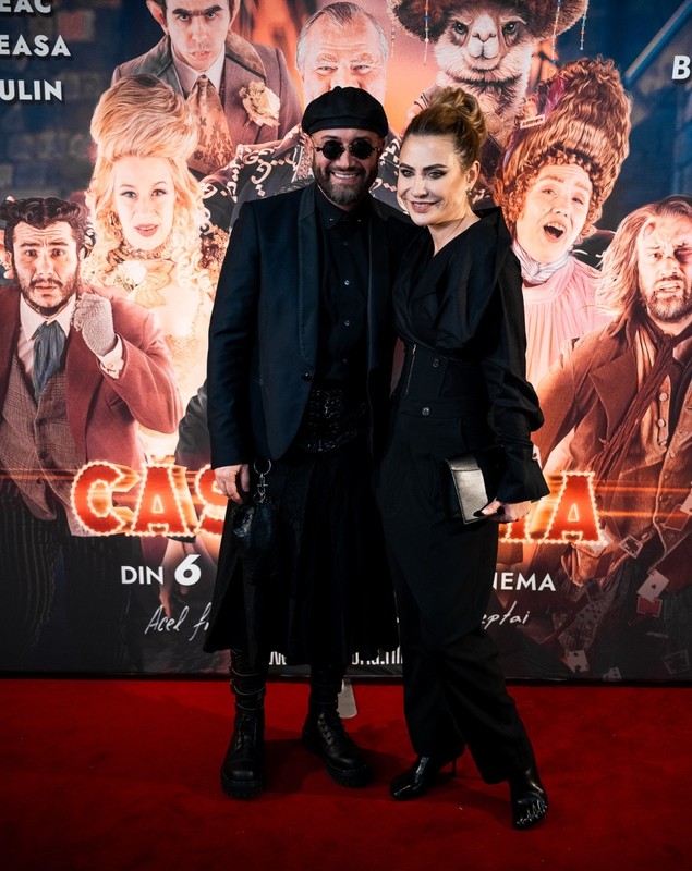 Cine l-a ajutat pe Mihai Bendeac să se îmbrace în fustă la premiera filmului „Căsătoria”. Ținutele purtate de ceilalți actori