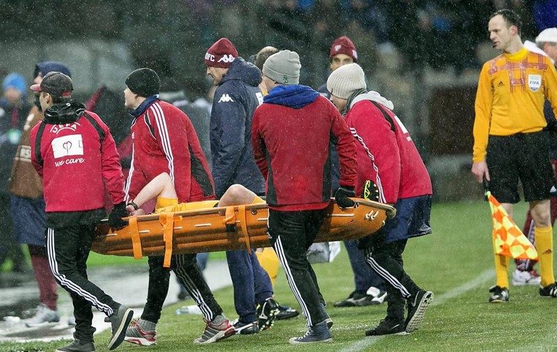 GALERIE FOTO / Arbitru, scos pe targă în timpul meciului HJK Helsinki - Torino, din Liga Europa! 