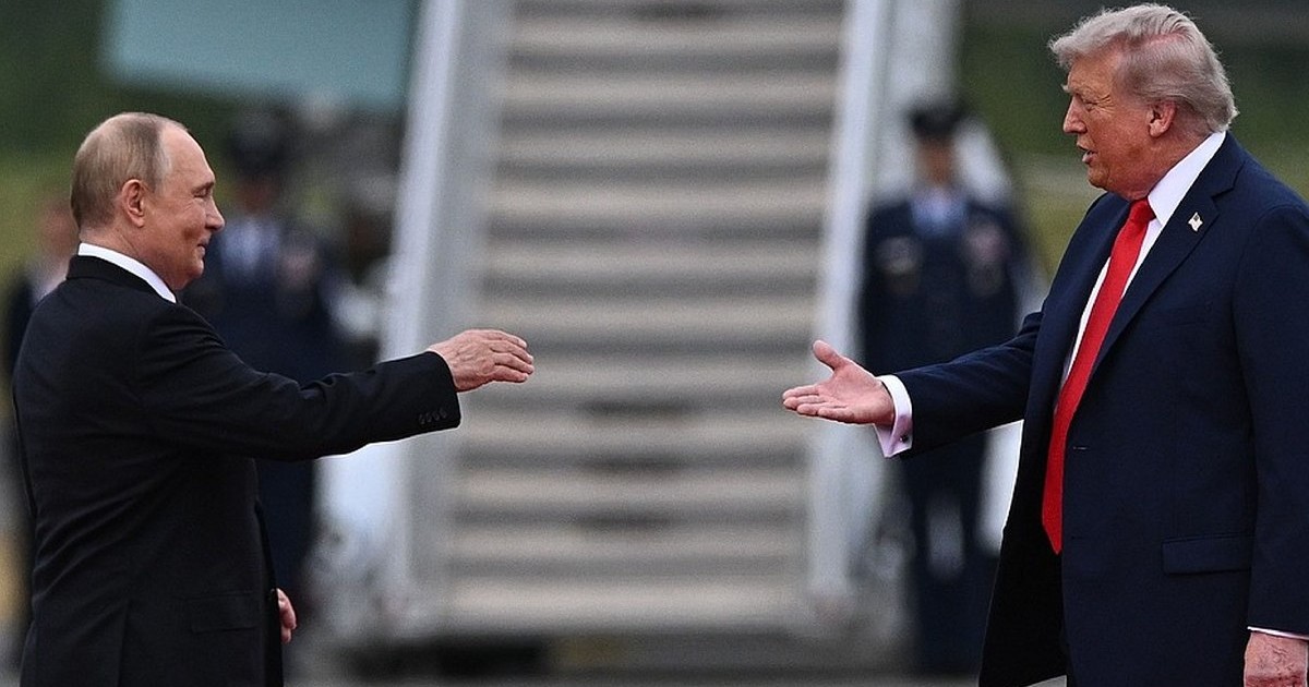 15 august 2025, SUA, Alaska: Președintele SUA, Donald Trump (dreapta), îl salută pe președintele Rusiei, Vladimir Putin, la sosirea lor în Alaska.