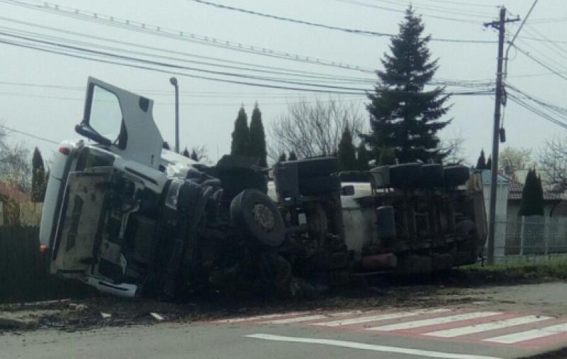 Cisternă cu GPL răsturnată în Ploiești. Pericol de explozie